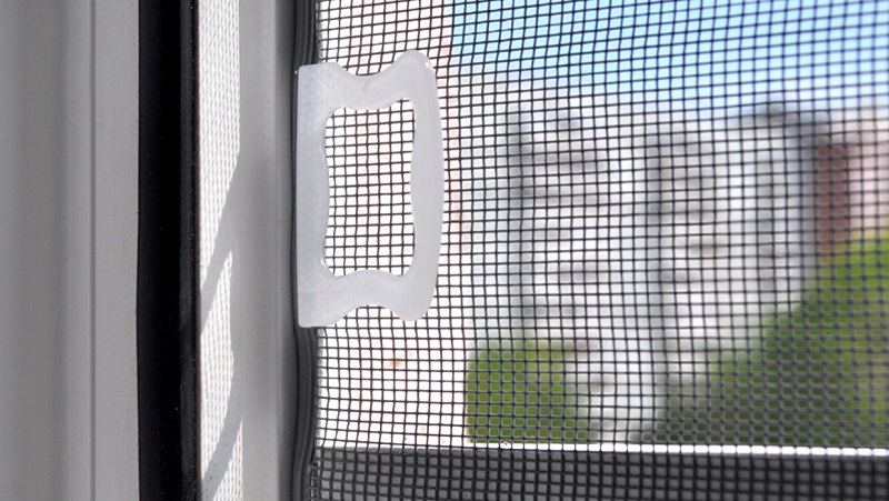 Москитная сетка на пластиковом окне: как снять